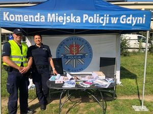 Policjanci przy stoisku KMP w Gdyni na jednym z festynów