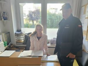 Zdjęcie przedstawiające dzielnicowego z pracownikiem Rady Dzielnicy Śródmieście.
