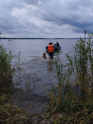 Zdjęcie przedstawiające policjantów z psem służbowym.