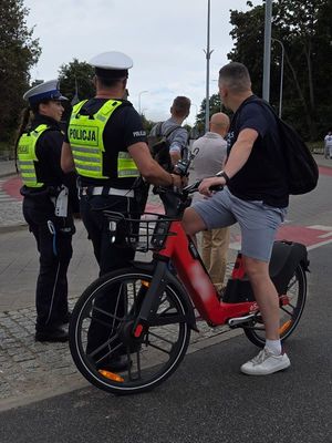 Policjanci podczas kontroli kierowcy hulajnogi elektrycznej