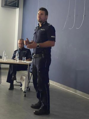 Policjant omawiający program &quot;Dzielnicowy Bliżej Nas&quot;