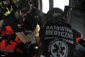 Zdjęcie przedstawiające ratowników policyjnych podczas ćwiczeń.