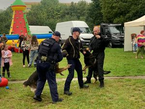 Zdjęcie przedstawiające przewodników psów służbowych z psami służbowymi.