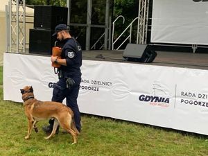 Zdjęcie przedstawiające przewodnika psa służbowego z psem.