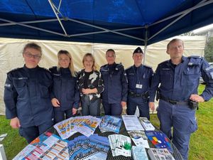 Zdjęcie przedstawiające Panią Wiceprezydent Miasta Gdyni, trzy policjantki oraz dwóch dzielnicowych.