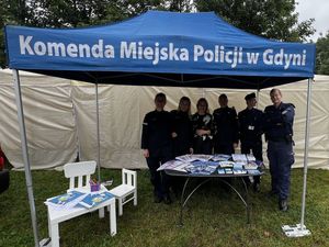 Zdjęcie przedstawiające Panią Wiceprezydent Miasta Gdyni, trzy policjantki oraz dwóch dzielnicowych.