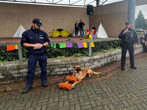 Zdjęcie przedstawiające przewodników psów służbowych z psem.