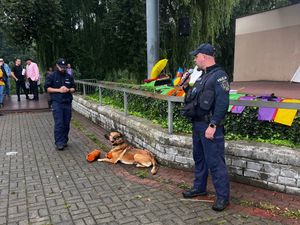 Zdjęcie przedstawiające przewodników psów służbowych z psem.