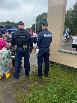 Zdjęcie przedstawiające dwóch policjantów podczas festynu.