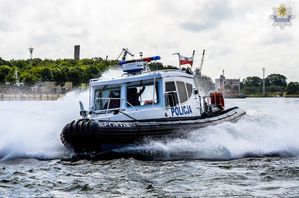 Zdjęcie przedstawiające łódź policyjną.