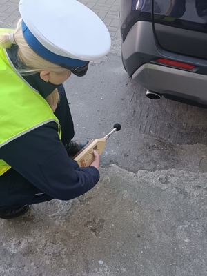 Zdjęcie przedstawia funkcjonariuszkę z sonometrem