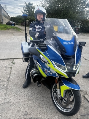 Zdjęcie przedstawiające funkcjonariusza na motocyklu