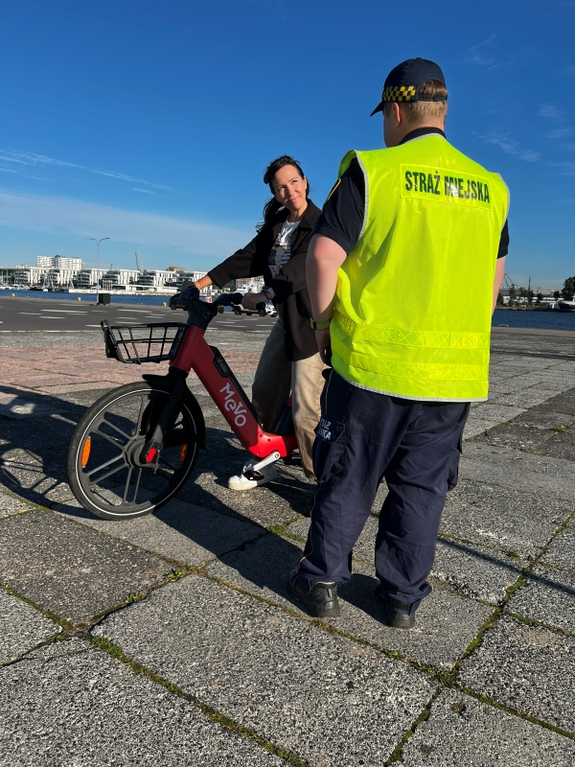 zdjęcie przedstawia policjantkę i kobietę na rowerze