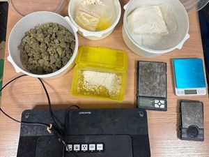 Zdjęcie przedstawia substancje odurzające