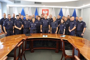 Zdjęcie przedstawia funkcjonariuszy Policji przy stole
