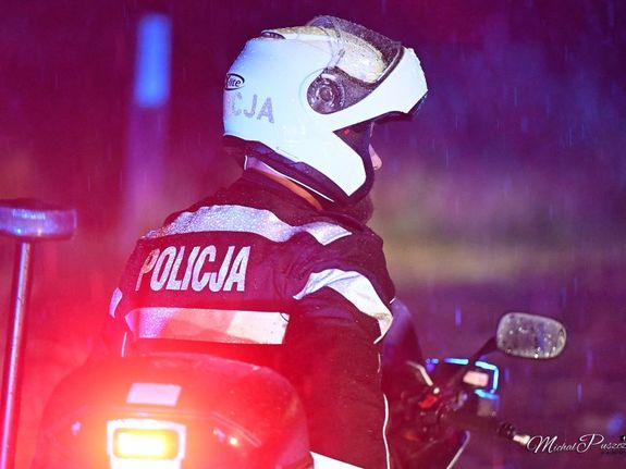 Zdjęcia przedstawiają policjantów wraz z rowerzystami podczas zabezpieczenia przejazdu rowerowego