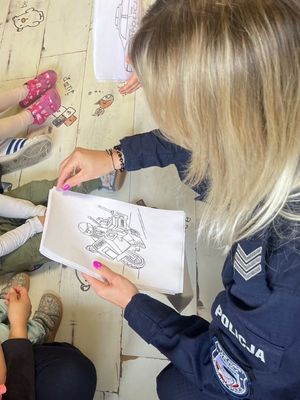 Zdjęcia przedstawiają policjantki w przedszkolu wraz z dziećmi
