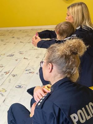 Zdjęcia przedstawiają policjantki w przedszkolu wraz z dziećmi
