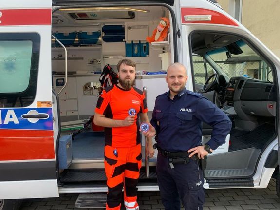 Zdjęcia przedstawiają ratowników medycznych oraz policjantów podczas Ogólnopolskiego Dnia Ratownika Medycznego