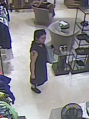 Zdjęcia przedstawiają kobietę na nagraniu monitoringu w sklepie