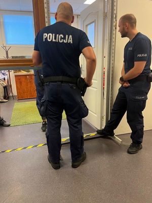 Zdjęcie ze szkolenia policjantów z zakresu interwencji wobec osób o niestandardowym zachowaniu.