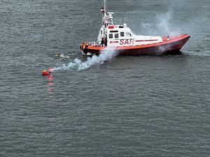 Zdjęcie Przedstawiające osobę w wodzie i jednostkę ratowniczą.