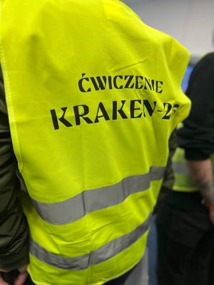 Zdjęcie Przedstawiające osobę w kamizelce odblaskowej z napisem Ćwiczenie Kraken 25