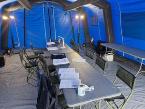 Zdjęcie Przedstawiające wnętrze namiotu.