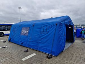 Zdjęcie Przedstawiające namiot policyjny.