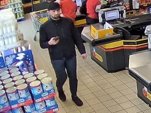 Zdjęcie przedstawia mężczyznę z nagrania monitoringu