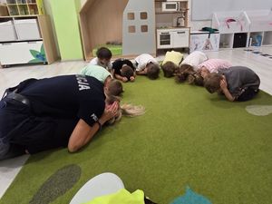 Zdjęcia przedstawiają dzieci w przedszkolu oraz policjantów w przedszkolu