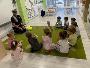Zdjęcia przedstawiają dzieci w przedszkolu oraz policjantów w przedszkolu