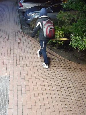 Zdjęcie przedstawiające mężczyznę, który może mieć związek z kradzieżą roweru.