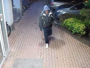 Zdjęcie przedstawiające mężczyznę, który może mieć związek z kradzieżą roweru.