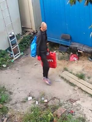 Zdjęcia przedstawiają nagranie mężczyzny z monitoringu