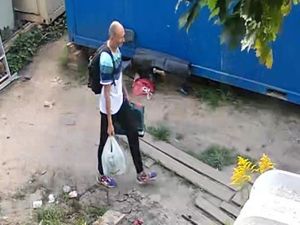 Zdjęcia przedstawiają nagranie mężczyzny z monitoringu