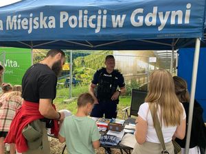 Zdjęcia przedstawiają funkcjonariuszy policji podczas pikniku