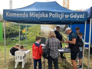Zdjęcia przedstawiają funkcjonariuszy policji podczas pikniku