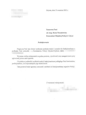 Zdjęcie przedstawia podziękowania dla policjanta