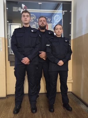 zdjęcie przedstawia 3 funkcjonariuszy Policji