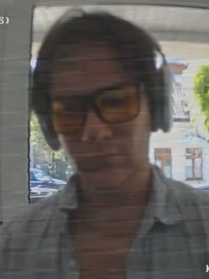 zdjęcie przedstawia mężczyzn na nagraniu monitoringu