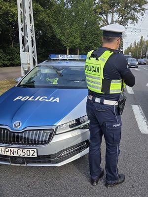 Zdjęcie przedstawia funkcjonariuszy podczas służby oraz podczas kontroli drogowych