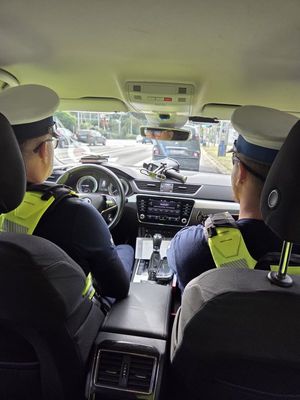 Zdjęcie przedstawia funkcjonariuszy podczas służby oraz podczas kontroli drogowych