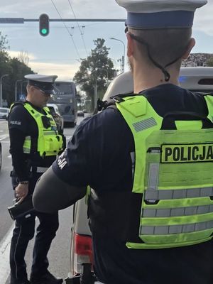 Zdjęcie przedstawia funkcjonariuszy podczas służby oraz podczas kontroli drogowych