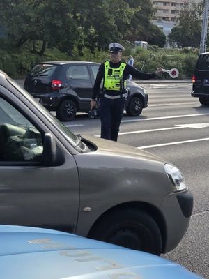 Zdjęcie przedstawia funkcjonariuszy podczas służby oraz podczas kontroli drogowych