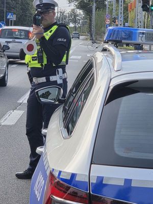 Zdjęcie przedstawia funkcjonariuszy podczas służby oraz podczas kontroli drogowych