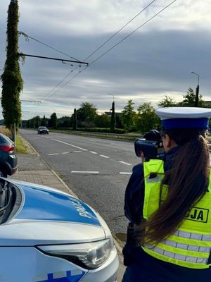 Zdjęcie przedstawia funkcjonariuszy podczas służby oraz podczas kontroli drogowych