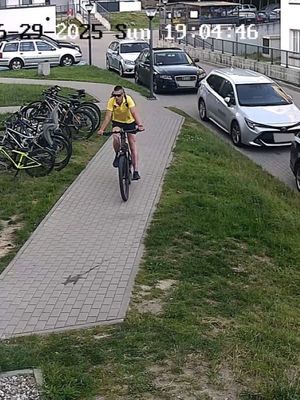 zdjęcie przedstawia mężczyznę jadącego na rowerze