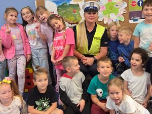 zdjęcia przedstawiają policjantkę z dziećmi