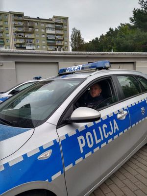 Zdjęcie przedstawia policjantów w radiowozie